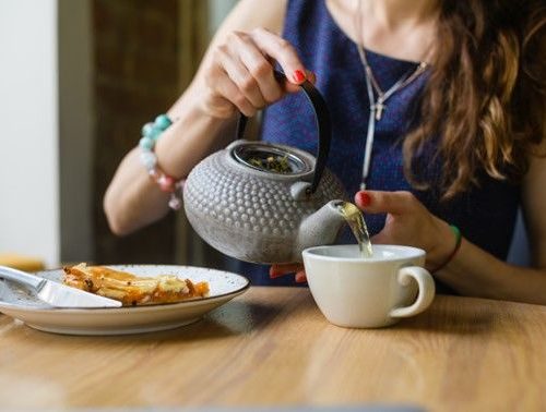 Imagem para ilustrar texto de blog sobre chás para do café da manhã.
